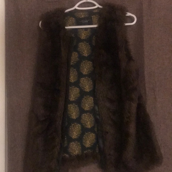 WOMANS FUR VEST ( FAUX ) - Picture 3 of 3
